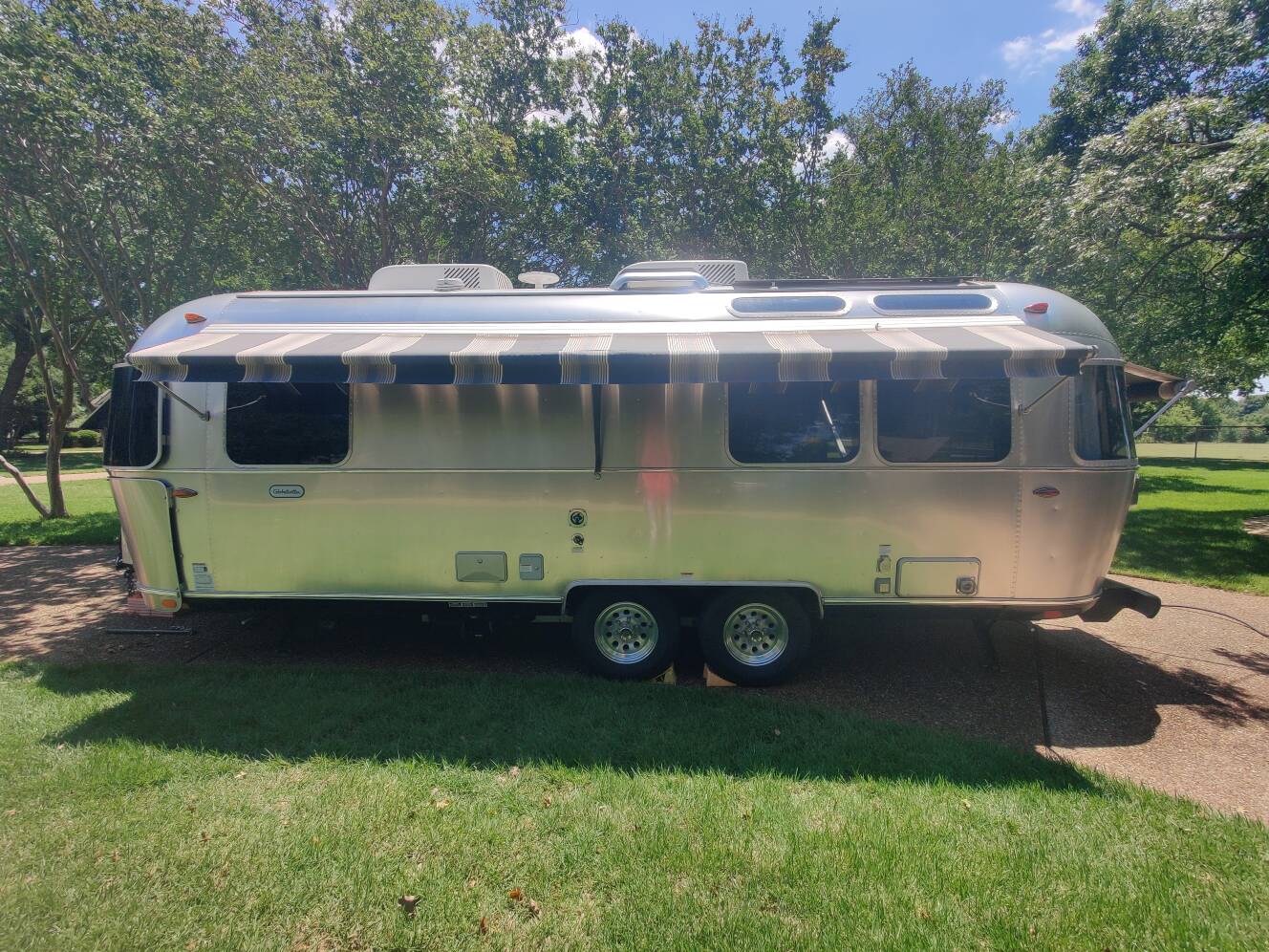 A photo of this 2023 Airstream GLOBETROTTER 25FBQ