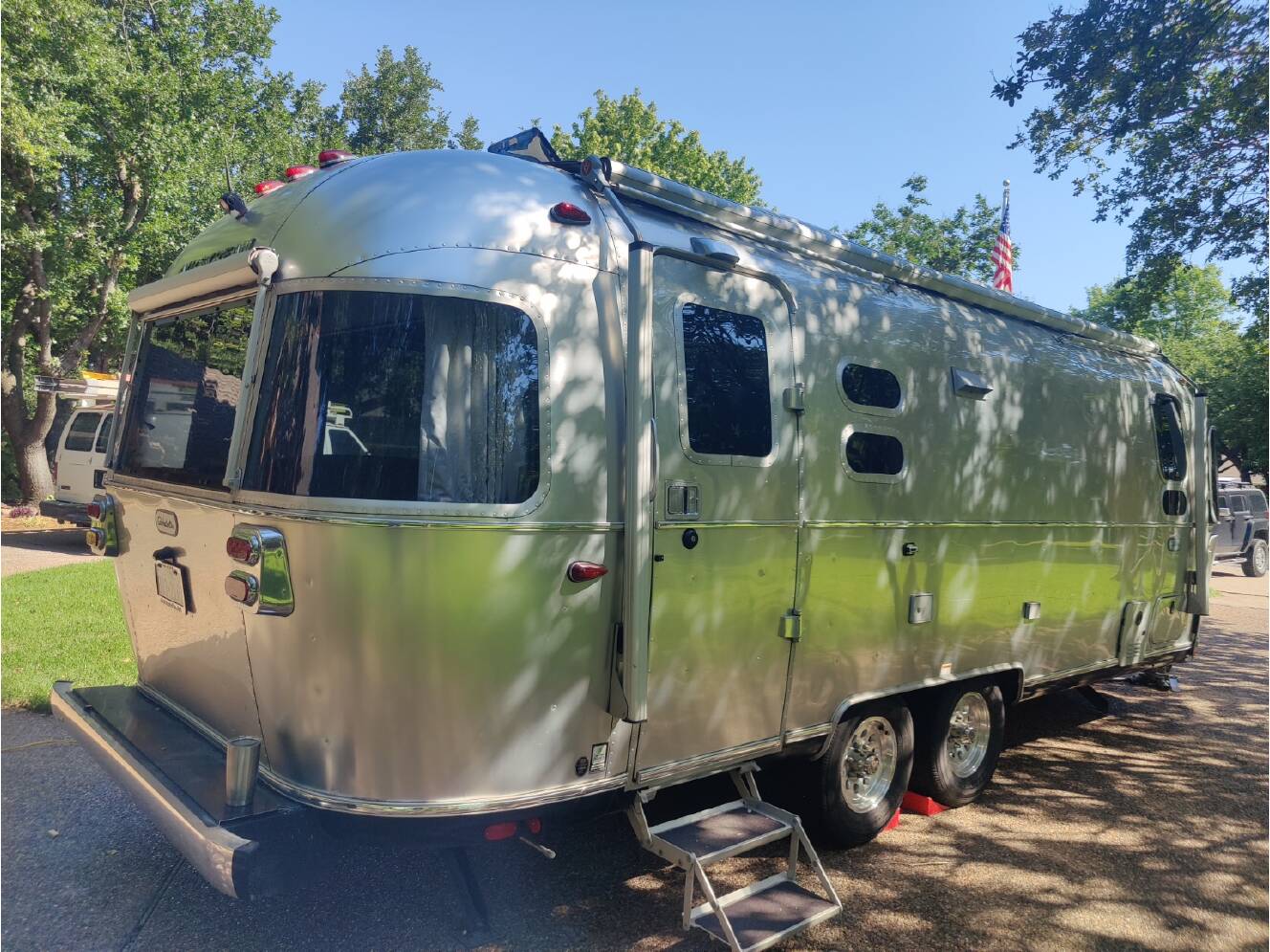 A photo of this 2023 Airstream GLOBETROTTER 25FBQ