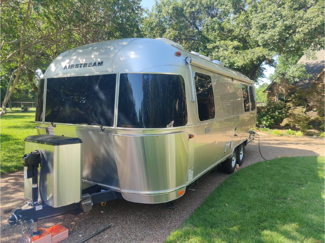 A photo of this 2023 Airstream GLOBETROTTER 25FBQ