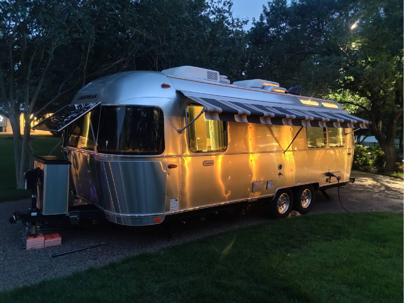 A photo of this 2023 Airstream GLOBETROTTER 25FBQ
