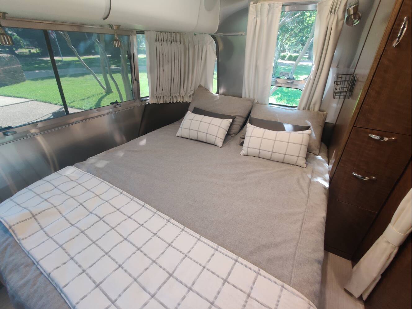 A photo of this 2023 Airstream GLOBETROTTER 25FBQ