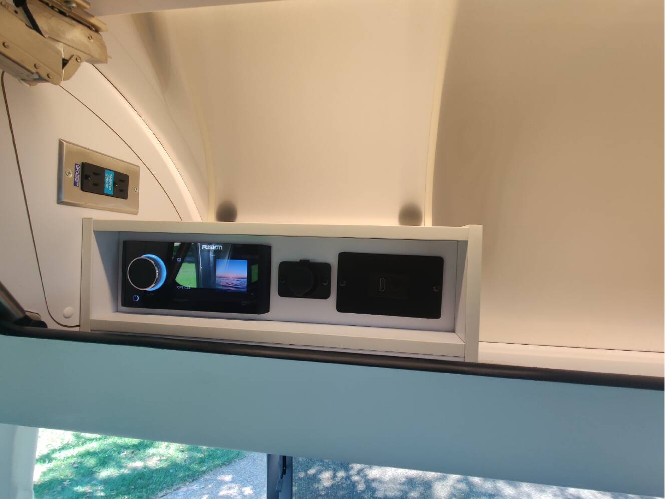 A photo of this 2023 Airstream GLOBETROTTER 25FBQ