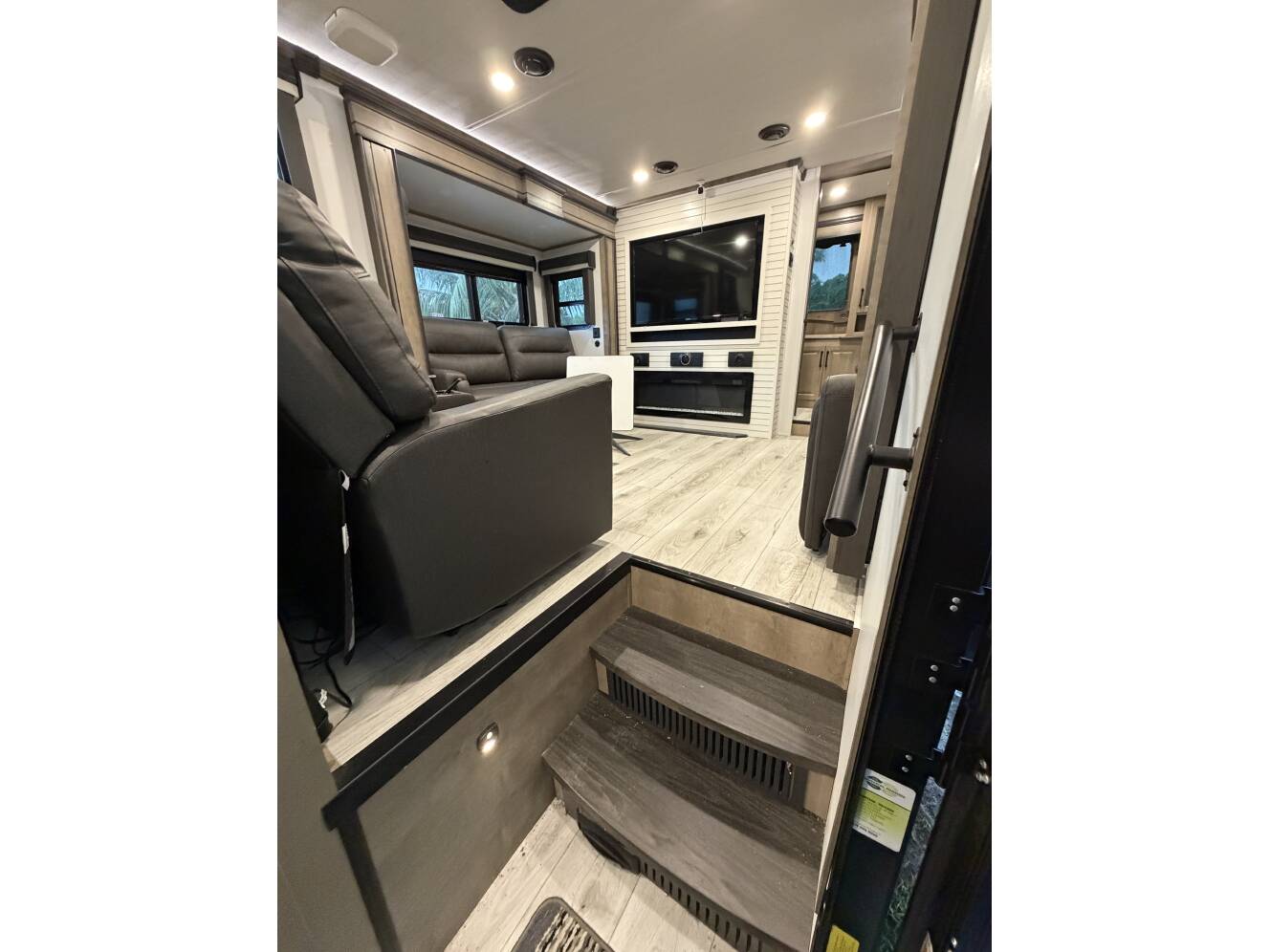 A photo of this 2025 Keystone MONTANA 3941FO