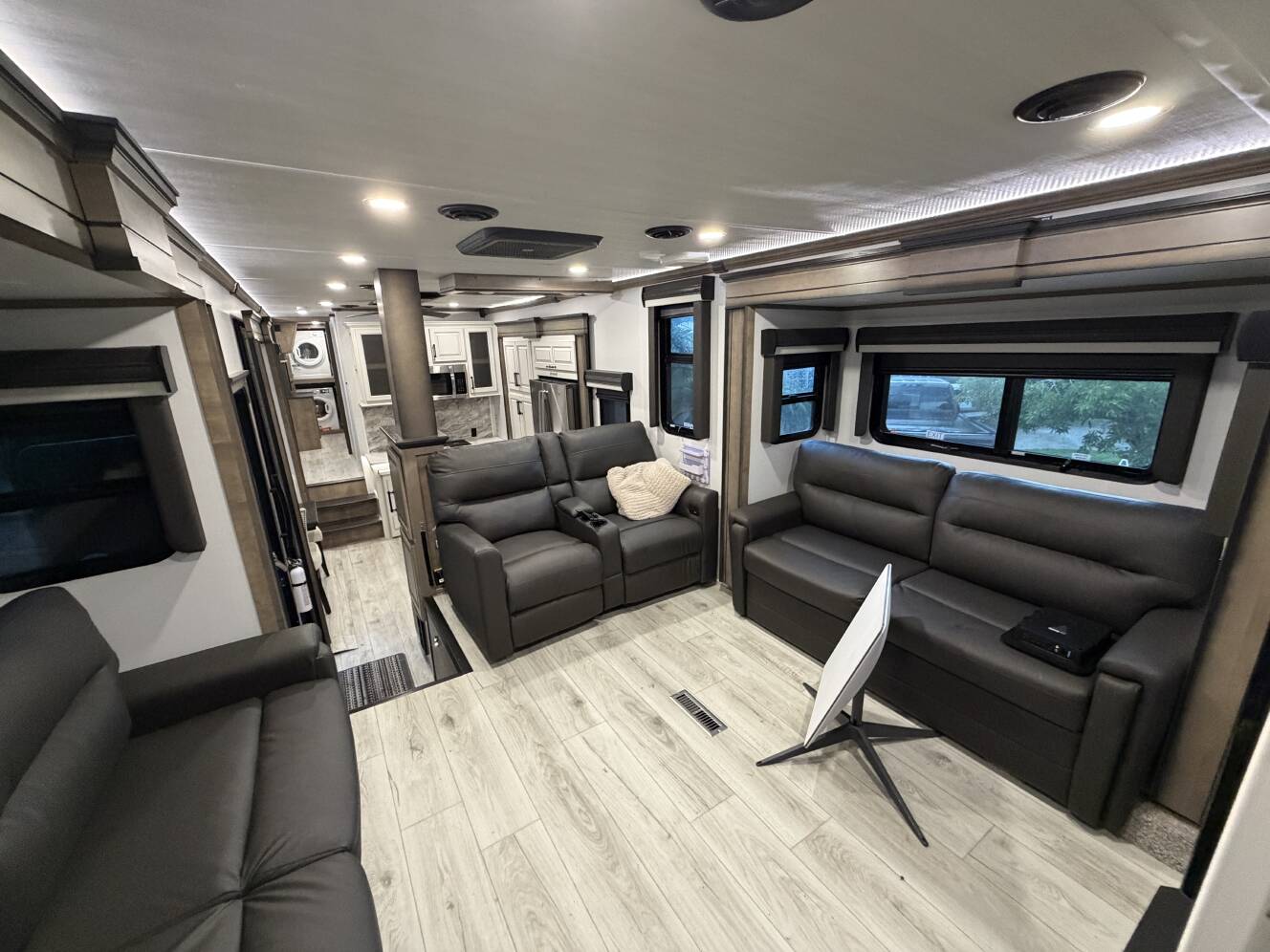 A photo of this 2025 Keystone MONTANA 3941FO