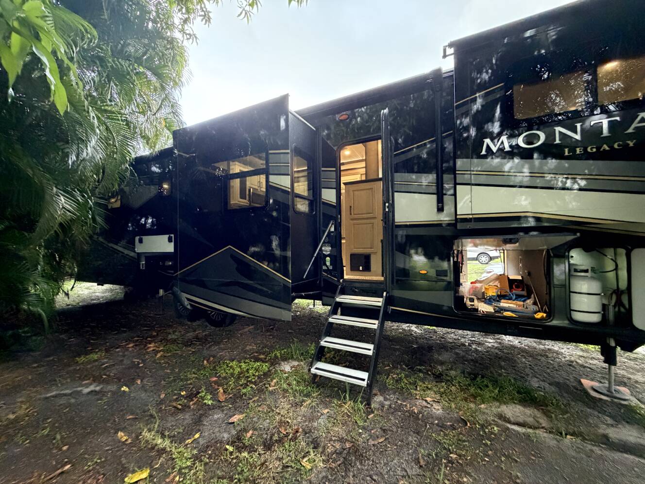 A photo of this 2025 Keystone MONTANA 3941FO
