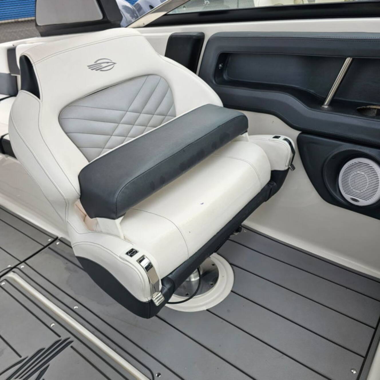 A photo of this 2021 Chaparral 307 SSX