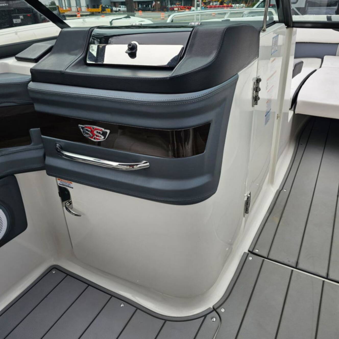 A photo of this 2021 Chaparral 307 SSX