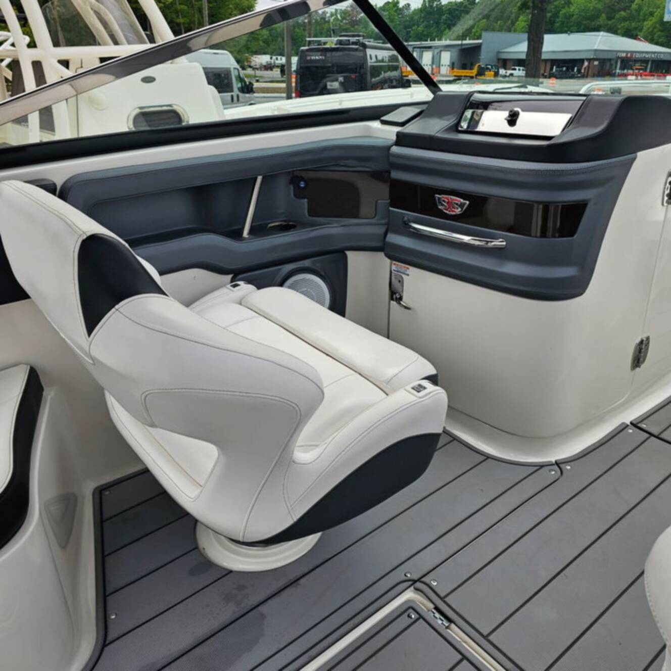 A photo of this 2021 Chaparral 307 SSX