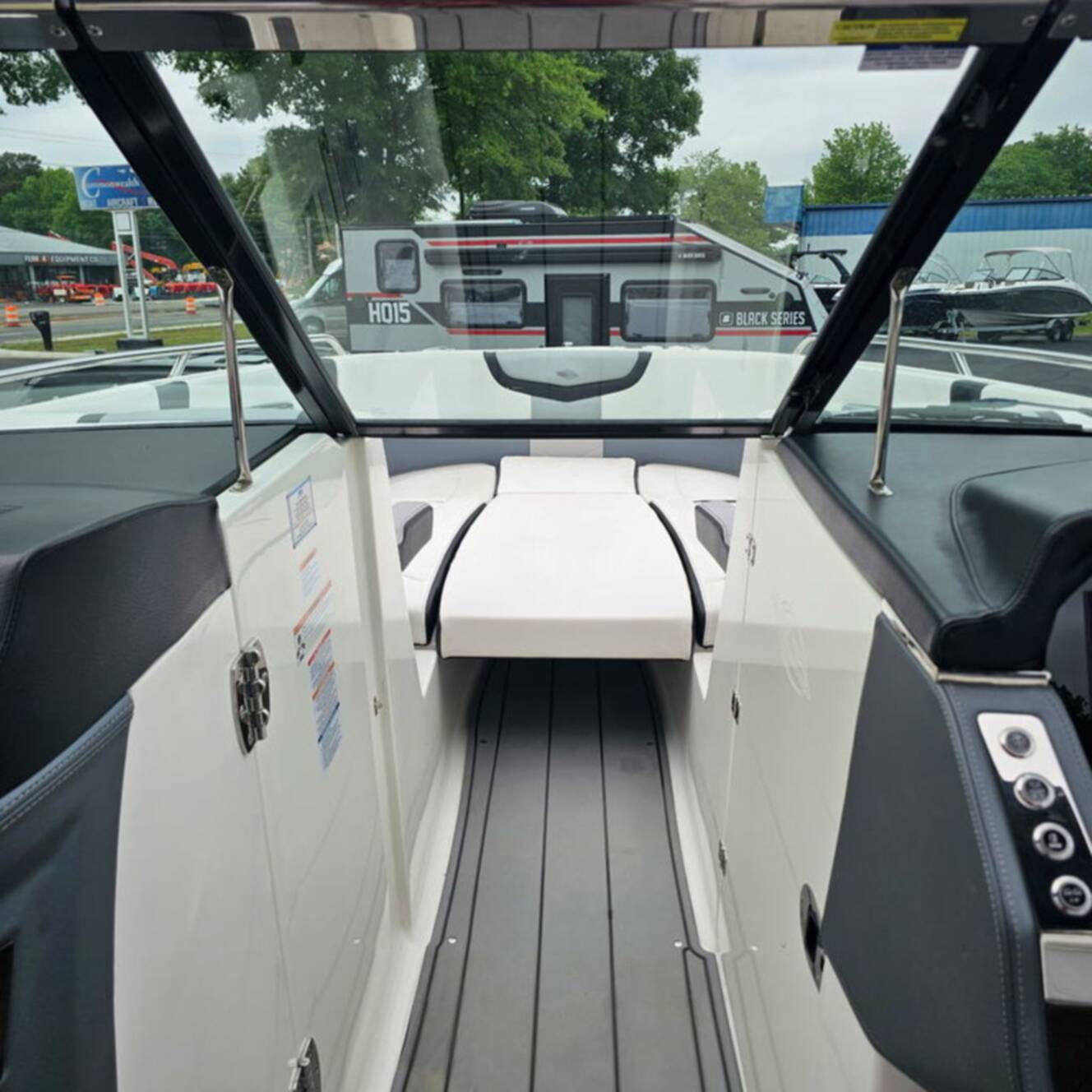 A photo of this 2021 Chaparral 307 SSX