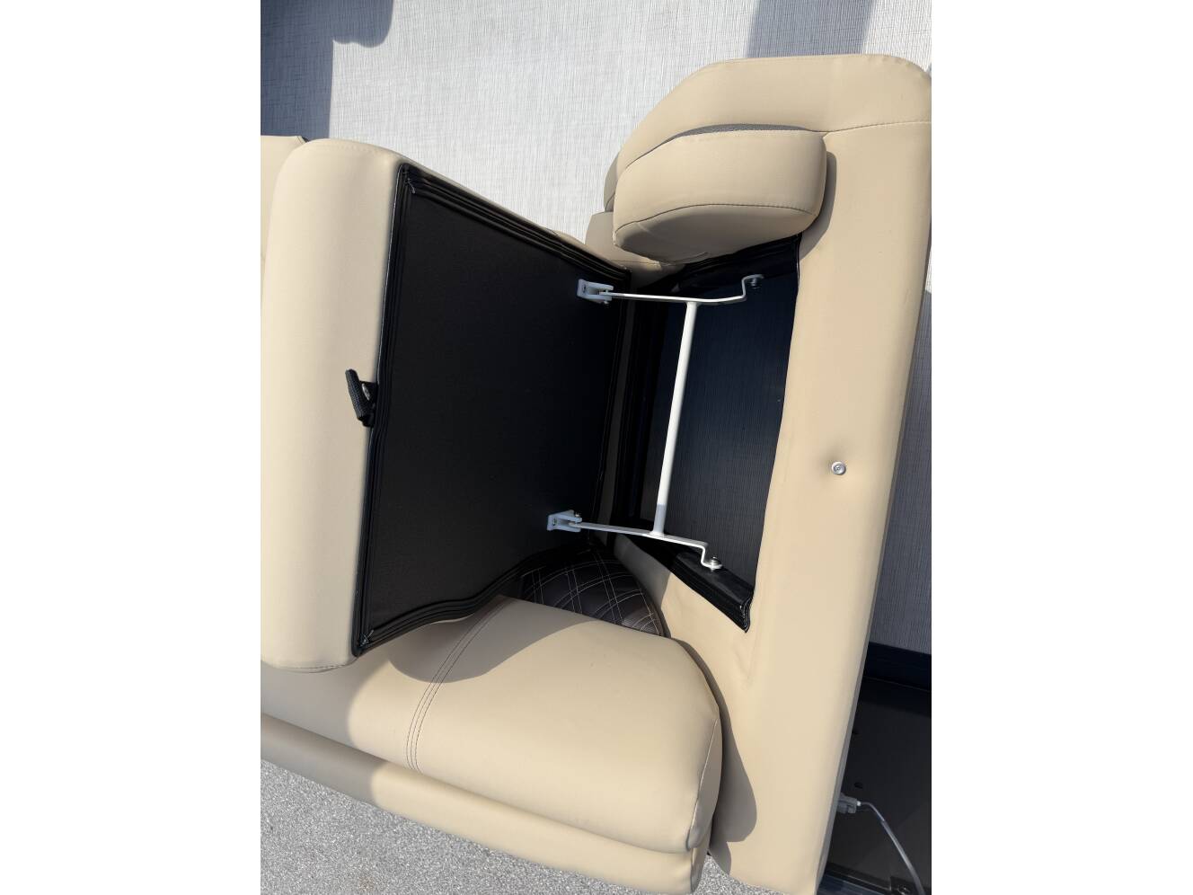 A photo of this 2025 Harris 230 Sunliner