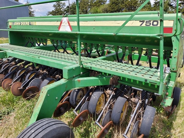 JOHN DEERE 750 Grain Drill in Lyons, KS
