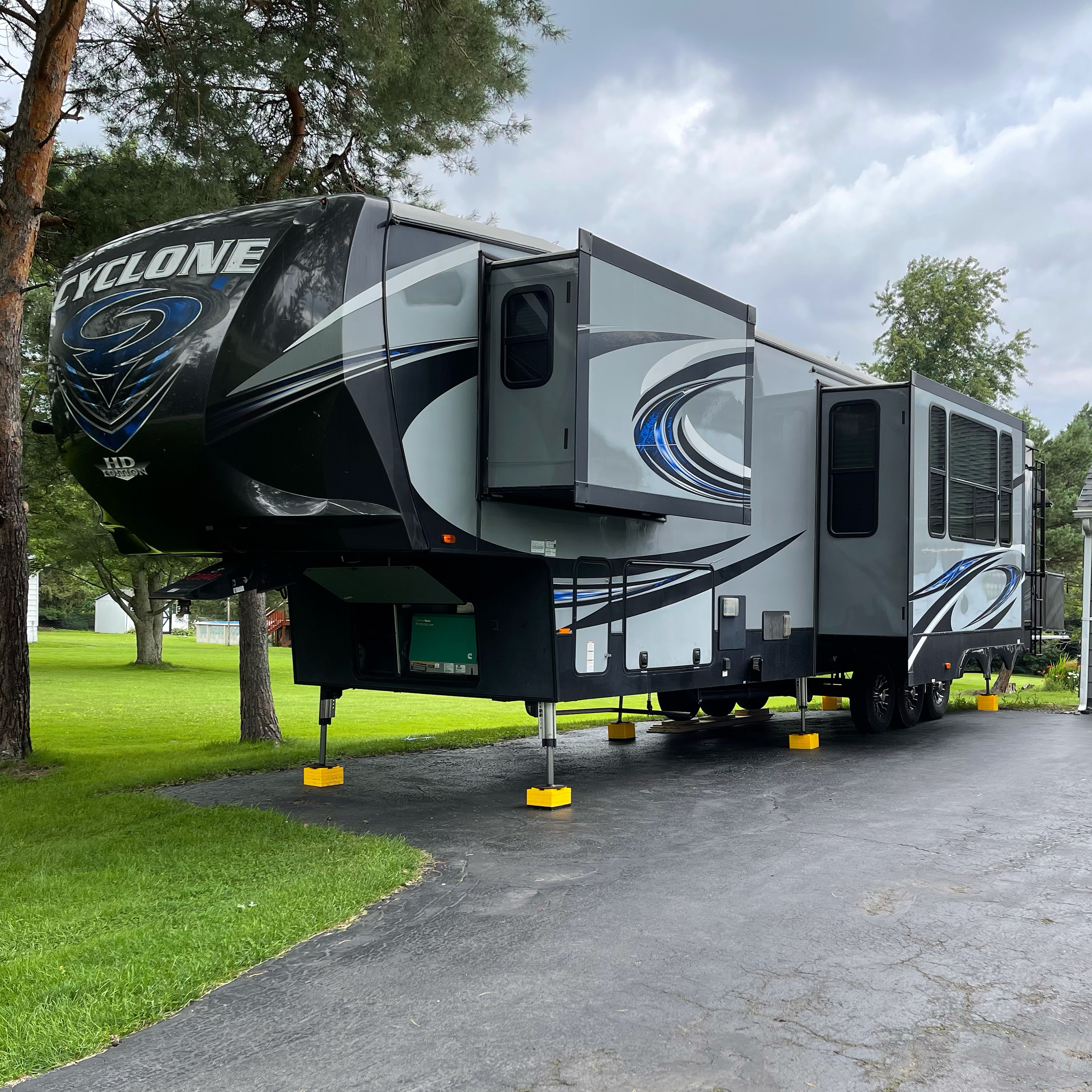 2017 Heartland CYCLONE 4007 RV