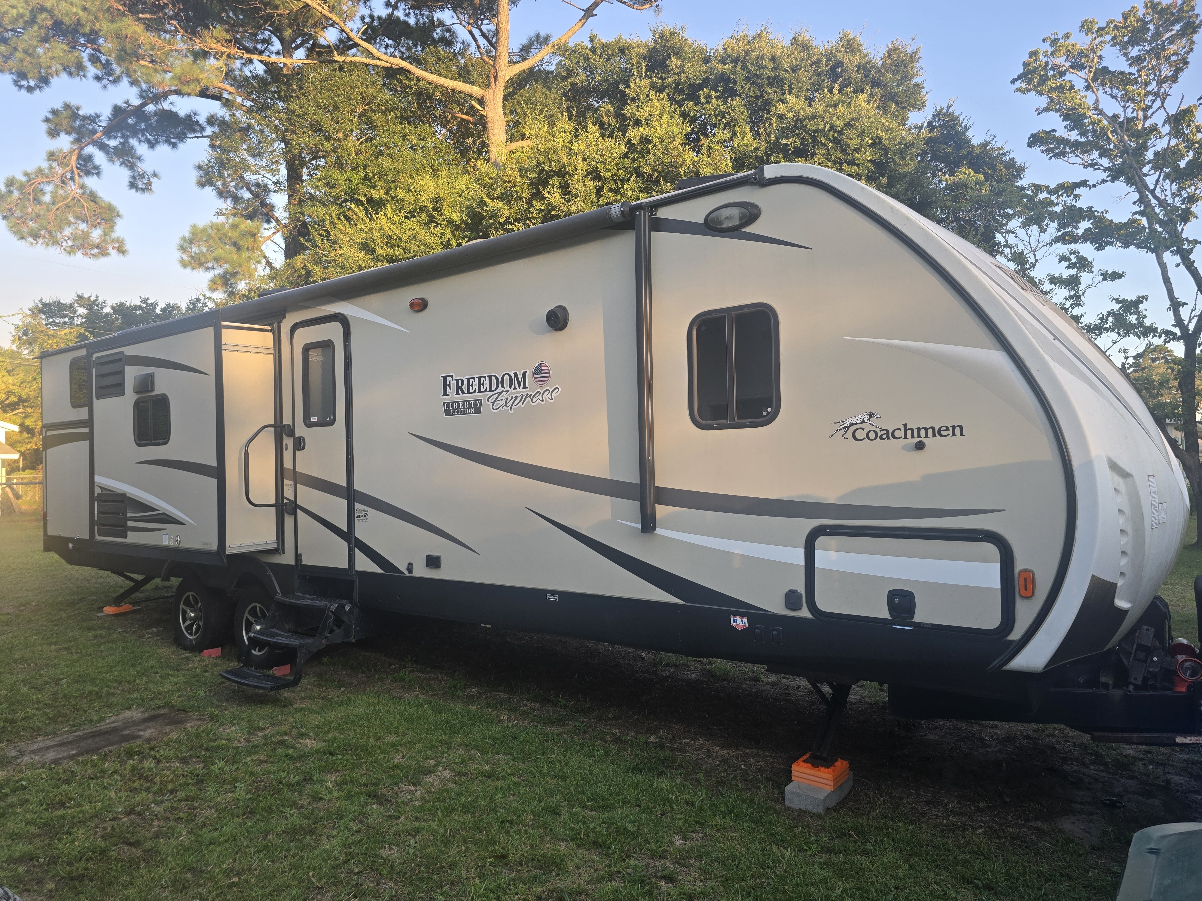 2018 Coachmen FREEDOM EXPRESS LIBERTY EDITION 320BHDSLE in cape carteret NC