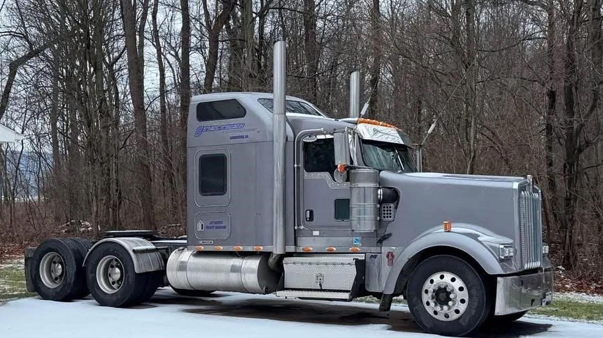 2006 KENWORTH W900L in Lewistown, PA