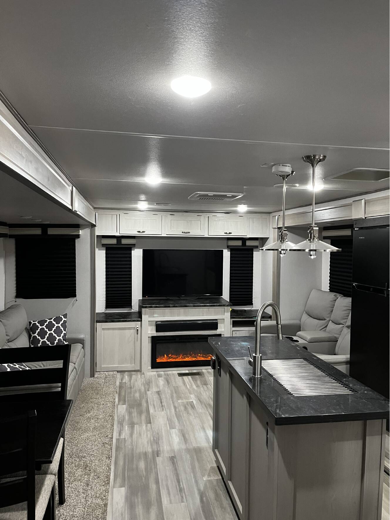 A photo of this 2021 Prime Time LACROSSE LUXURY LITE 3370MB