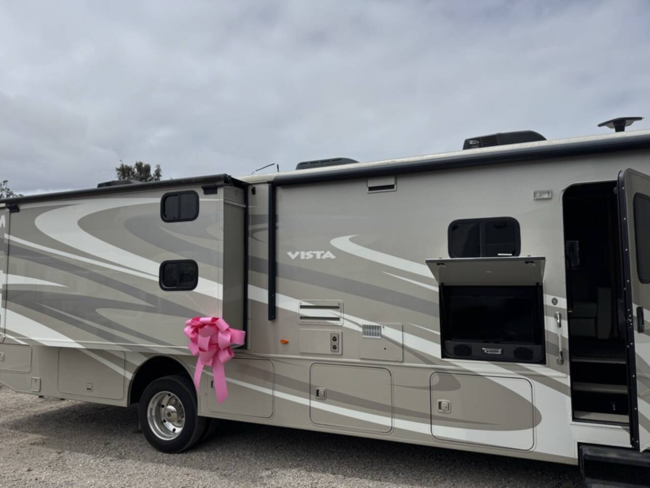 A photo of this 2014 Winnebago VISTA 35B