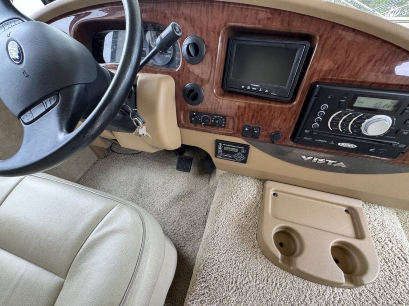A photo of this 2014 Winnebago VISTA 35B