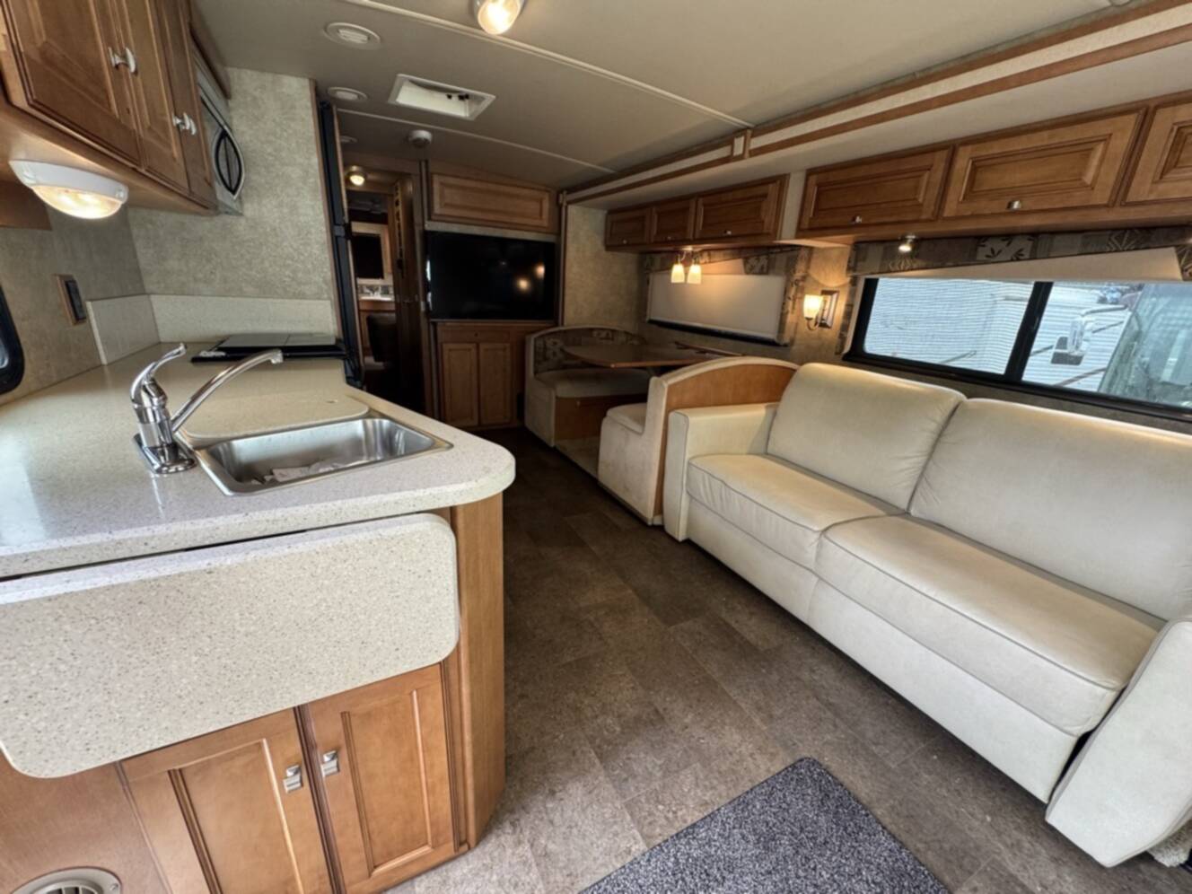 A photo of this 2014 Winnebago VISTA 35B