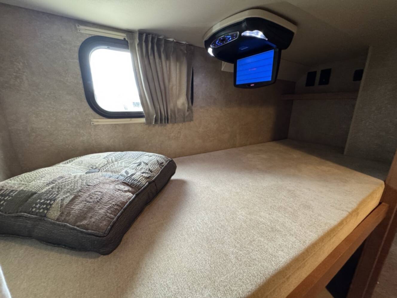 A photo of this 2014 Winnebago VISTA 35B