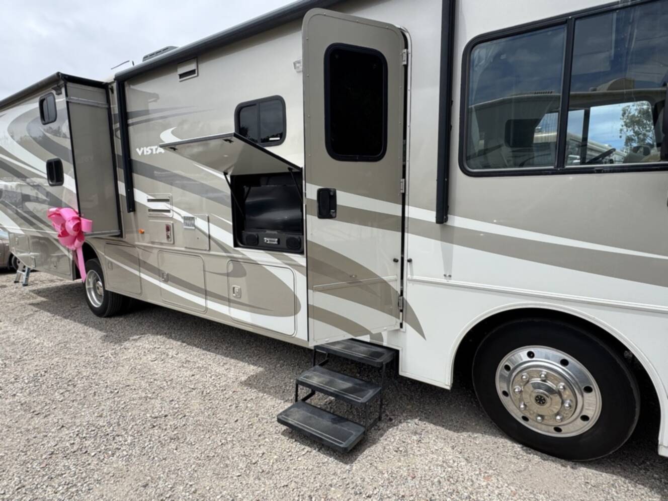 A photo of this 2014 Winnebago VISTA 35B
