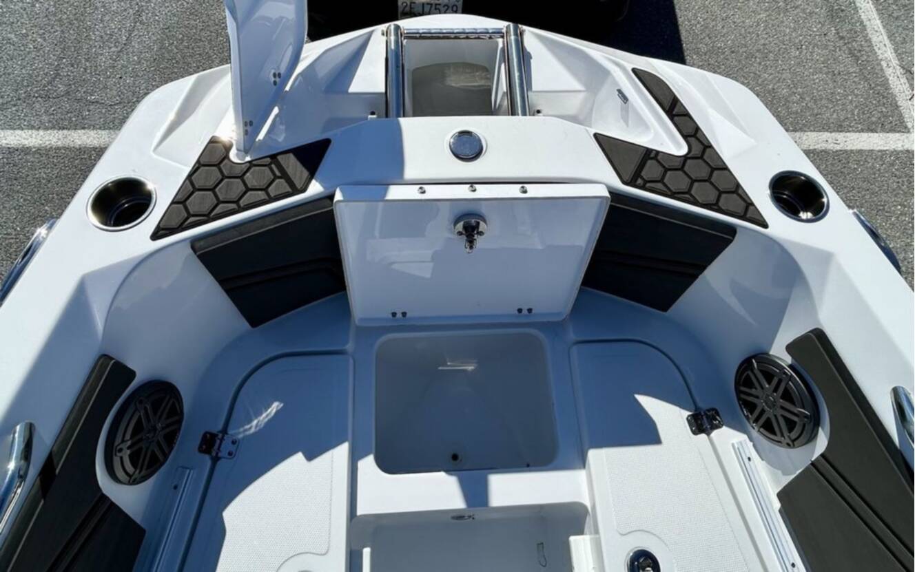 A photo of this 2024 Scarab 255 Open ID