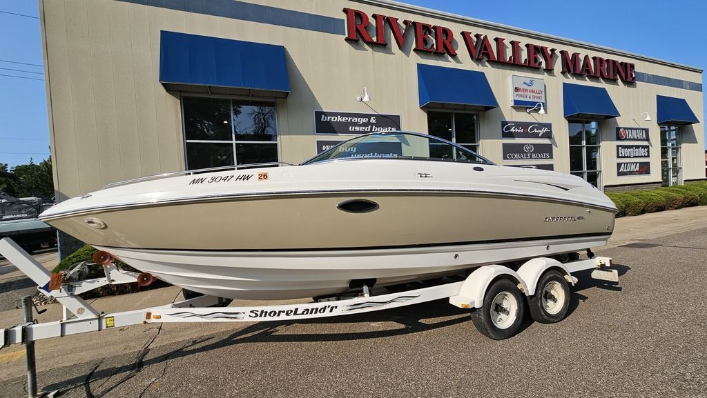 2000 Chaparral 230 SSI 246 in red wing MN