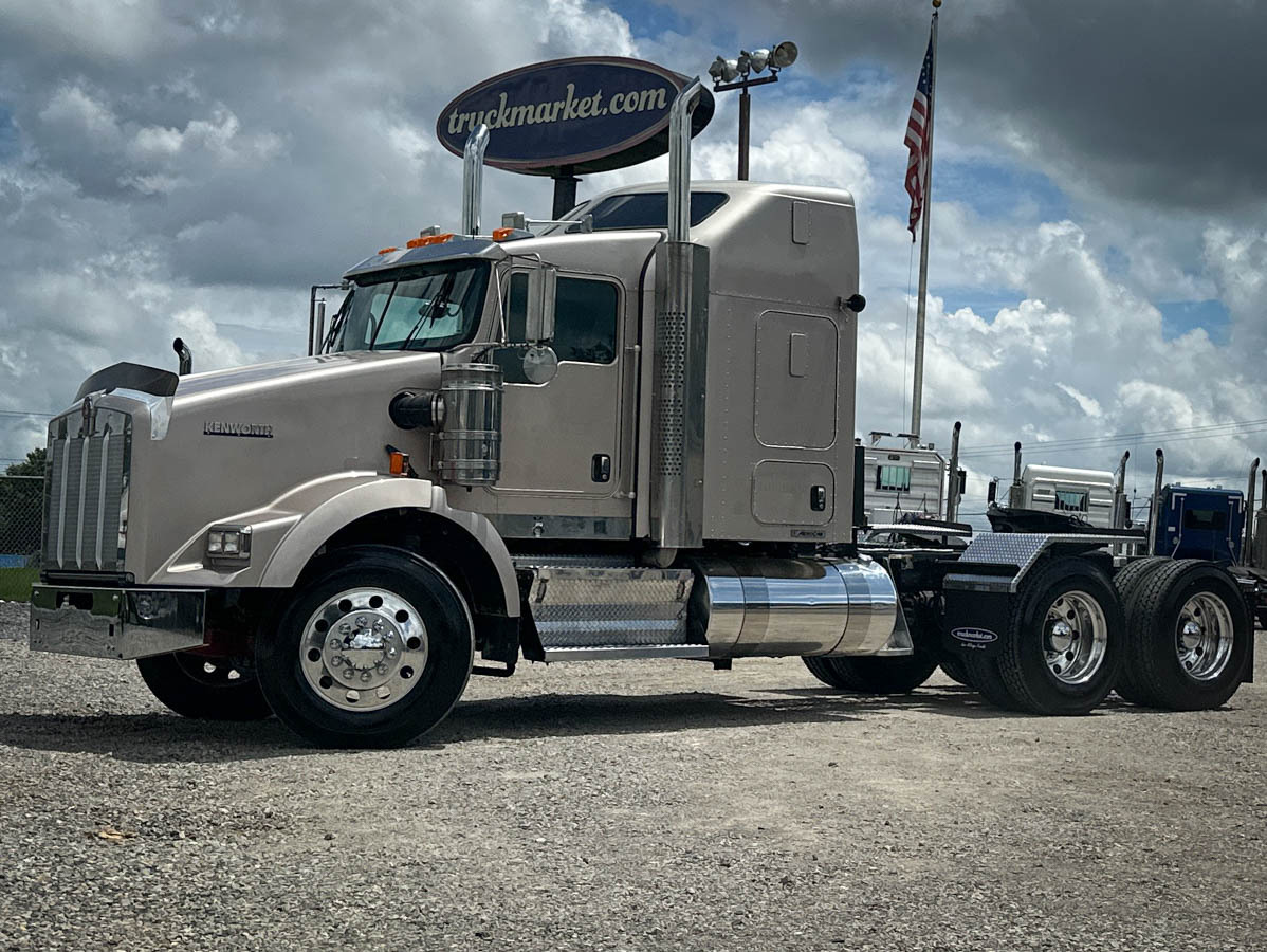 2012 KENWORTH T800 in Olive Branch, MS