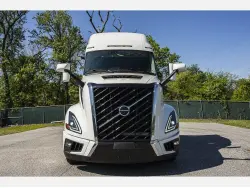 2025 VOLVO VNL64T860