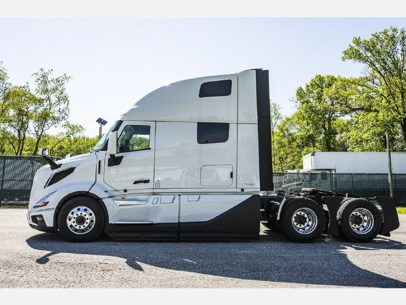2025 VOLVO VNL64T860