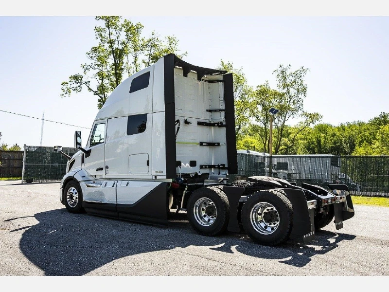 2025 VOLVO VNL64T860