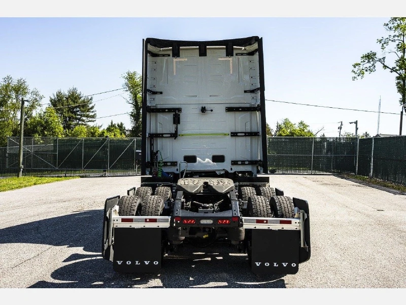 2025 VOLVO VNL64T860