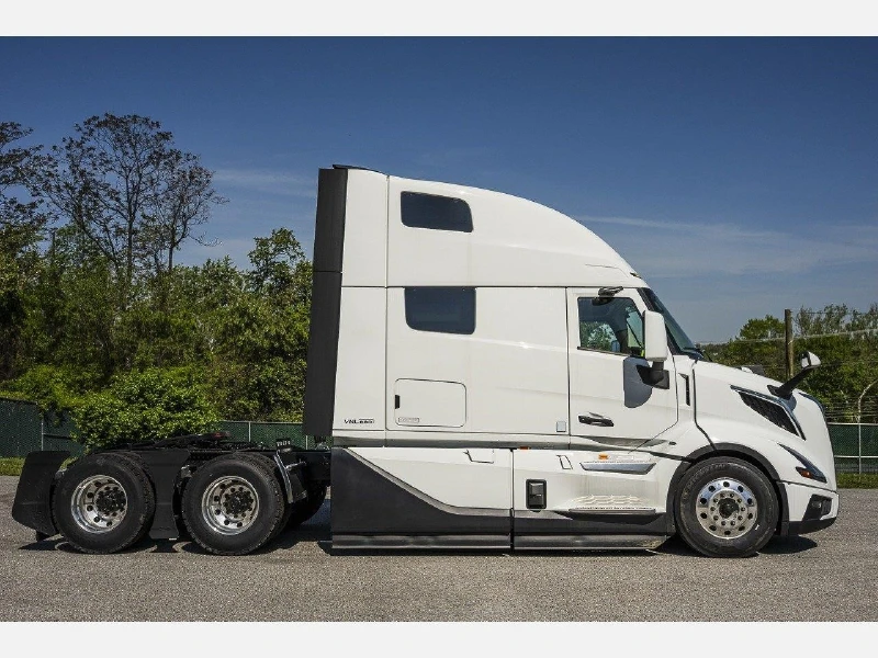 2025 VOLVO VNL64T860