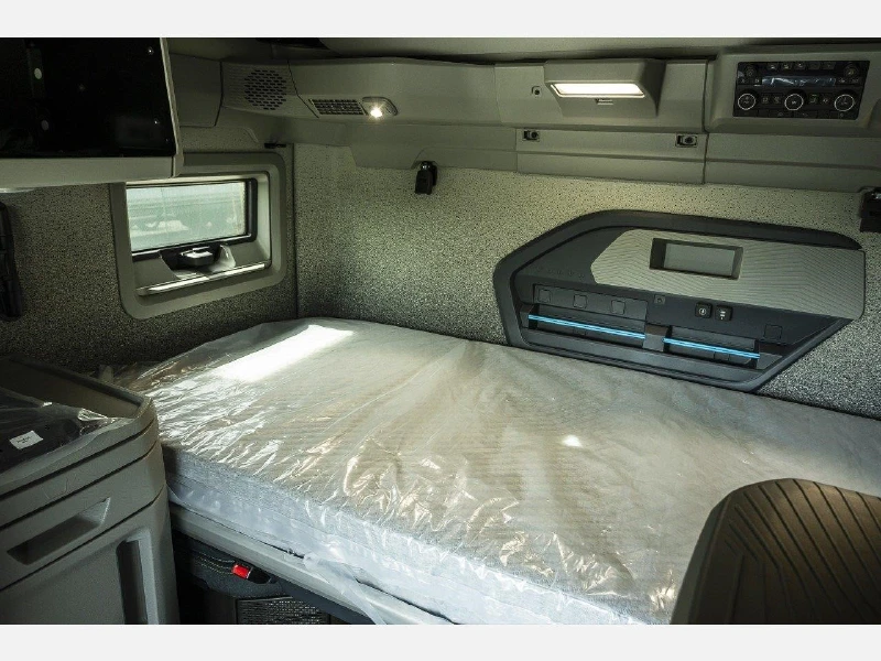 2025 VOLVO VNL64T860