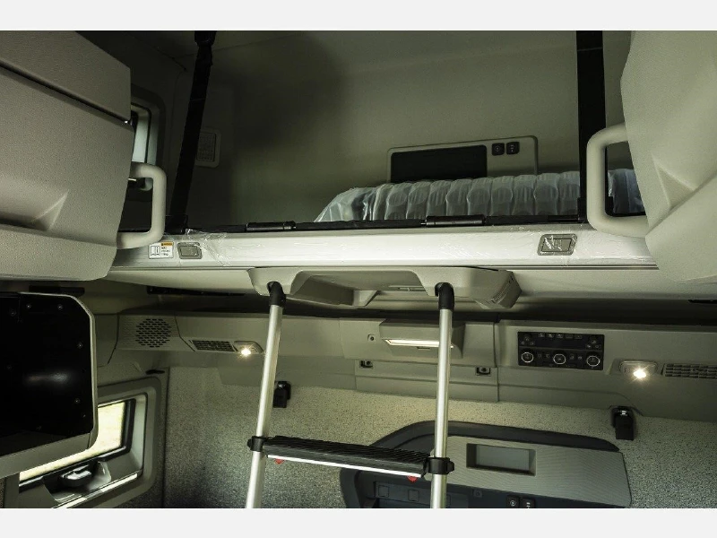 2025 VOLVO VNL64T860