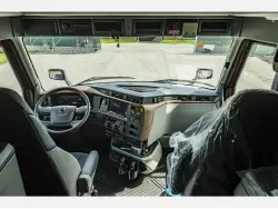 2025 VOLVO VNL64T860