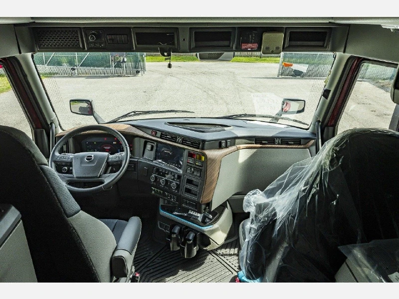 2025 VOLVO VNL64T860