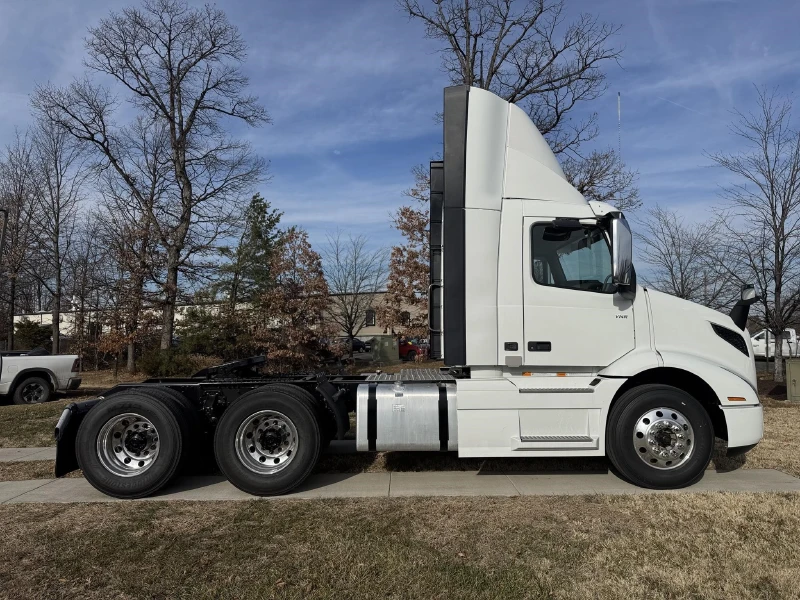 2026 VOLVO VNR64T300