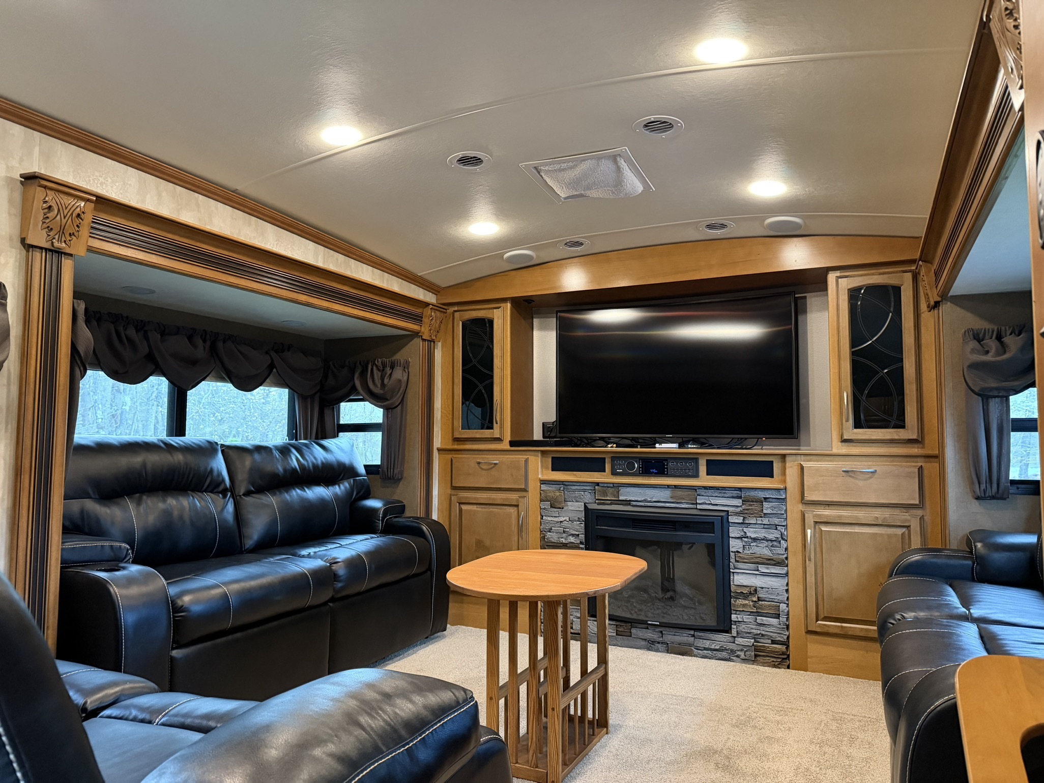 2016 Winnebago DESTINATION 37FL in gilford NH