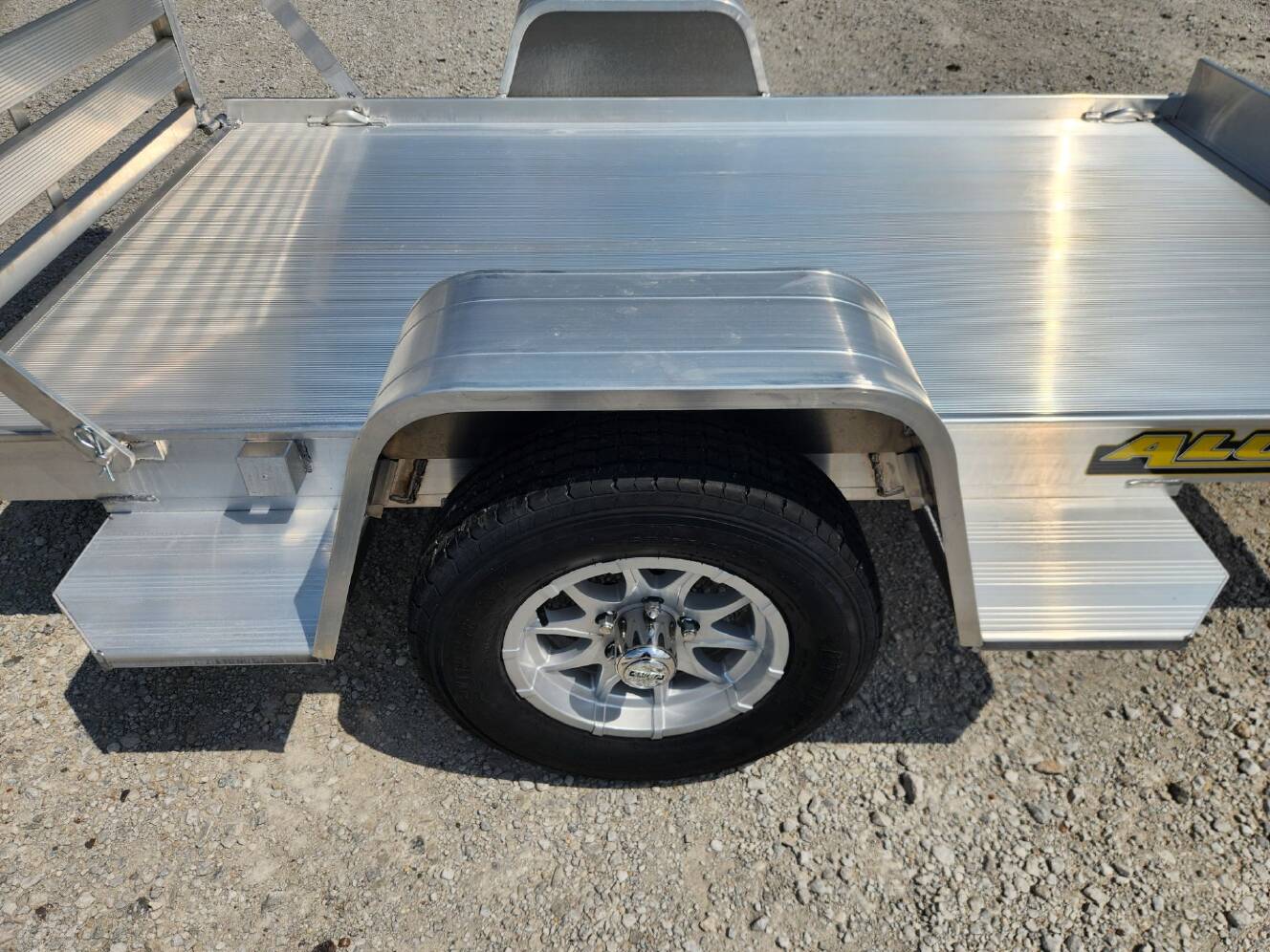 A photo of this 2027 Aluma 548S