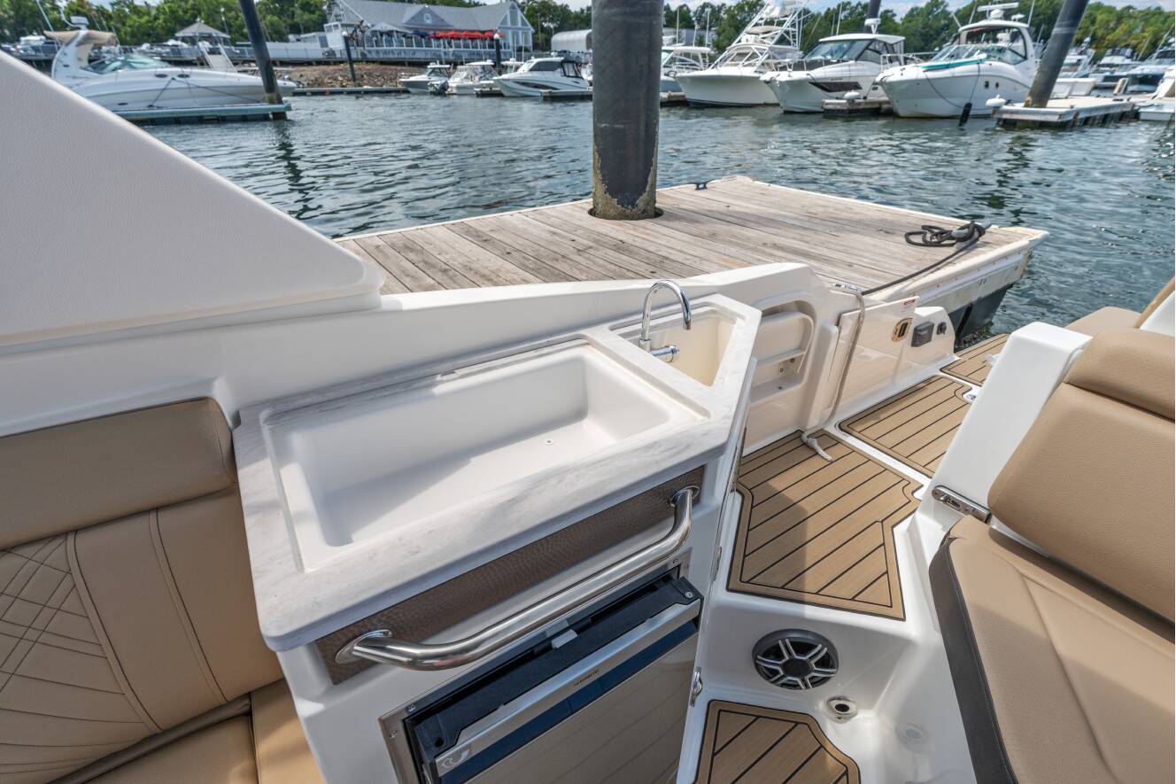 A photo of this 2026 Sea Ray SDX 290 Outboard