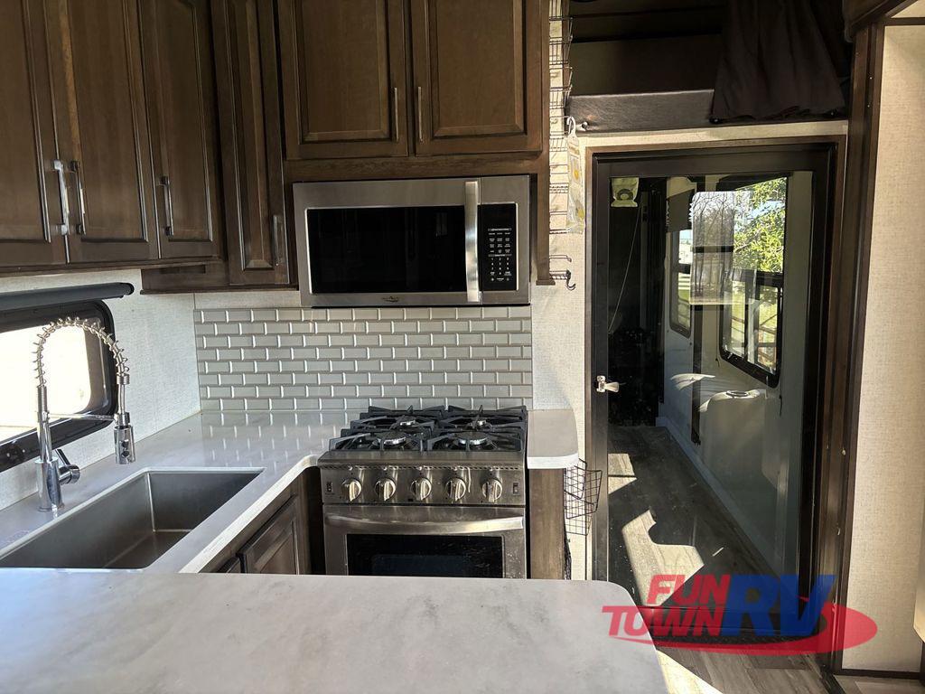 2022 Dutchmen Rv Voltage 4145 in hewitt TX