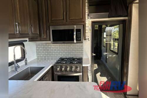 2022 Dutchmen Rv Voltage 4145 in hewitt TX
