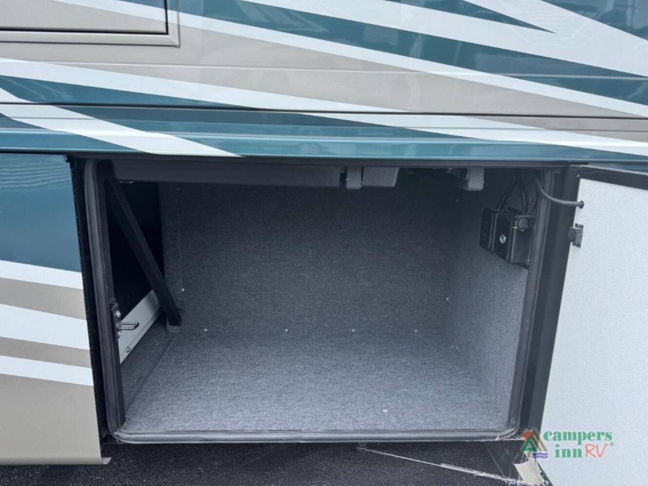 A photo of this 2025 Newmar Ventana 3809