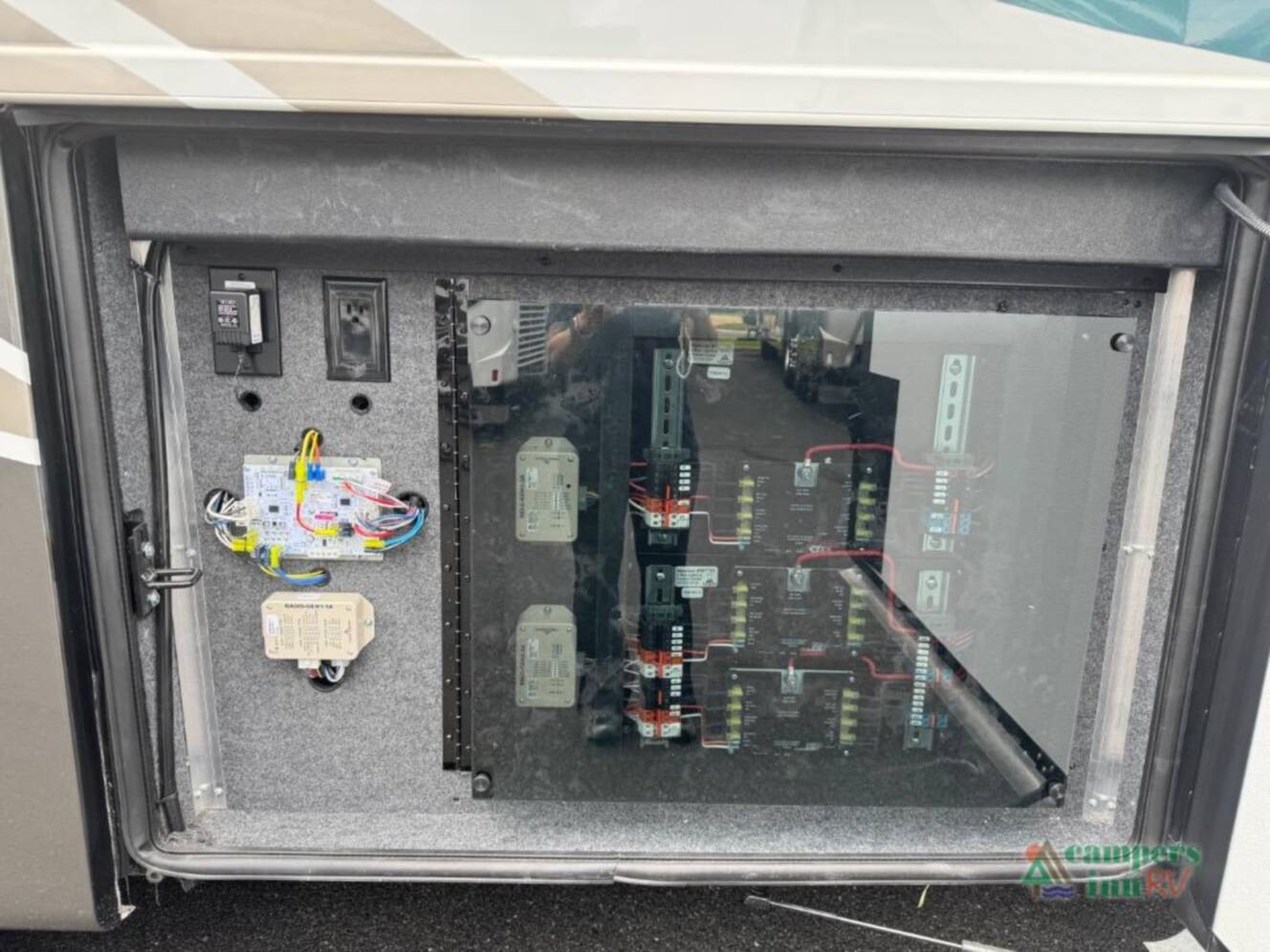 A photo of this 2025 Newmar Ventana 3809