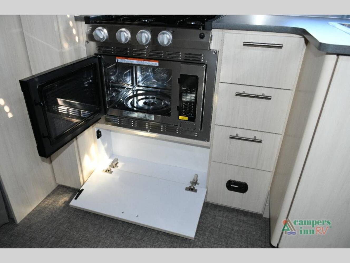 A photo of this 2026 Airstream Flying Cloud 25FBT