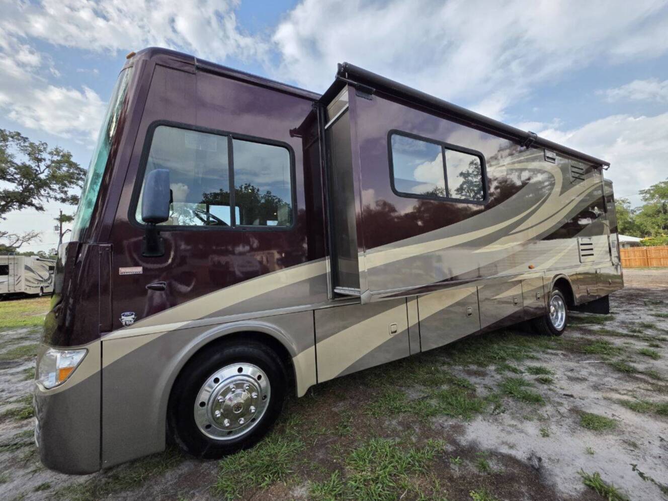 A photo of this 2013 Itasca Sunova 33C