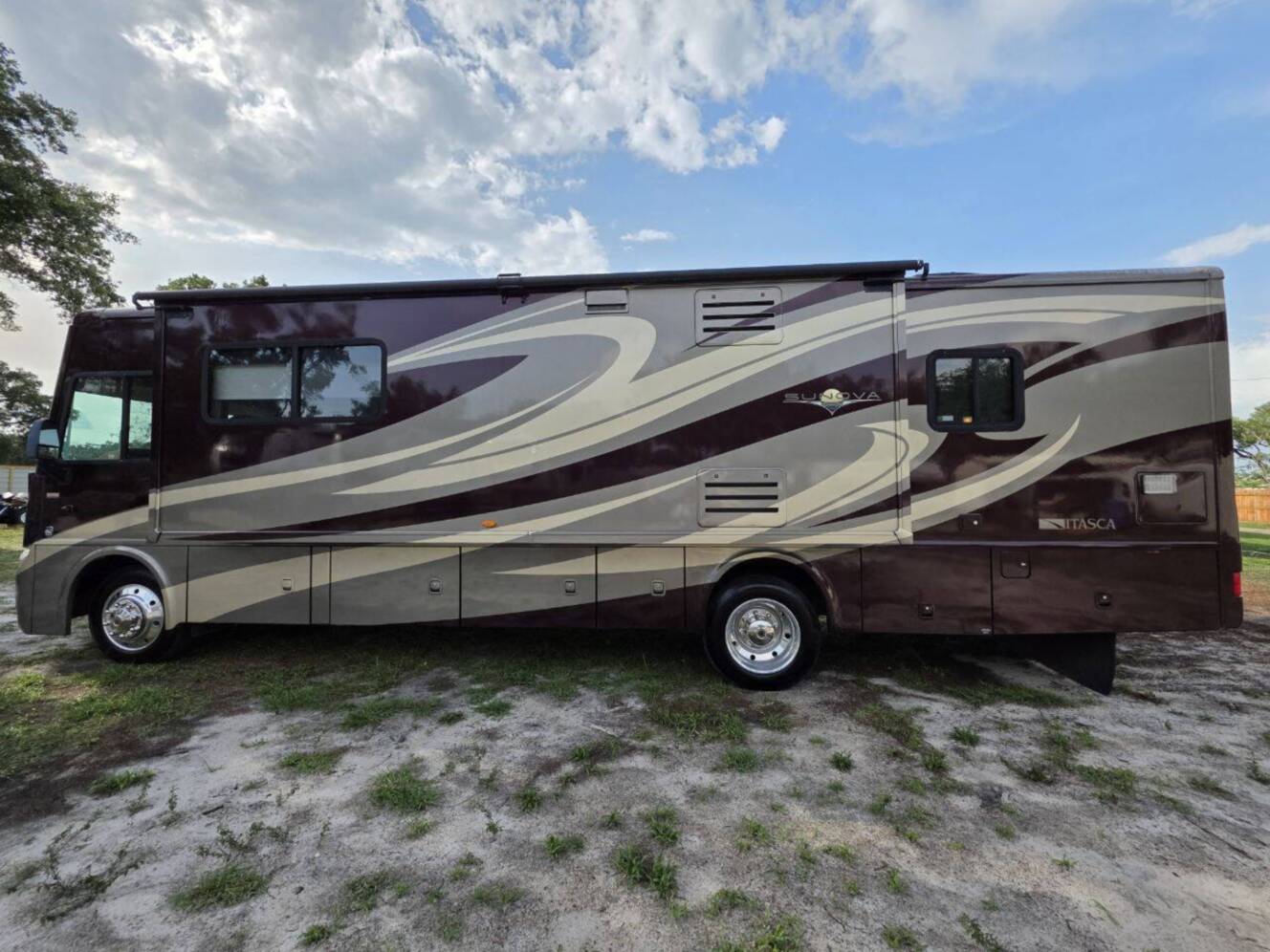 A photo of this 2013 Itasca Sunova 33C