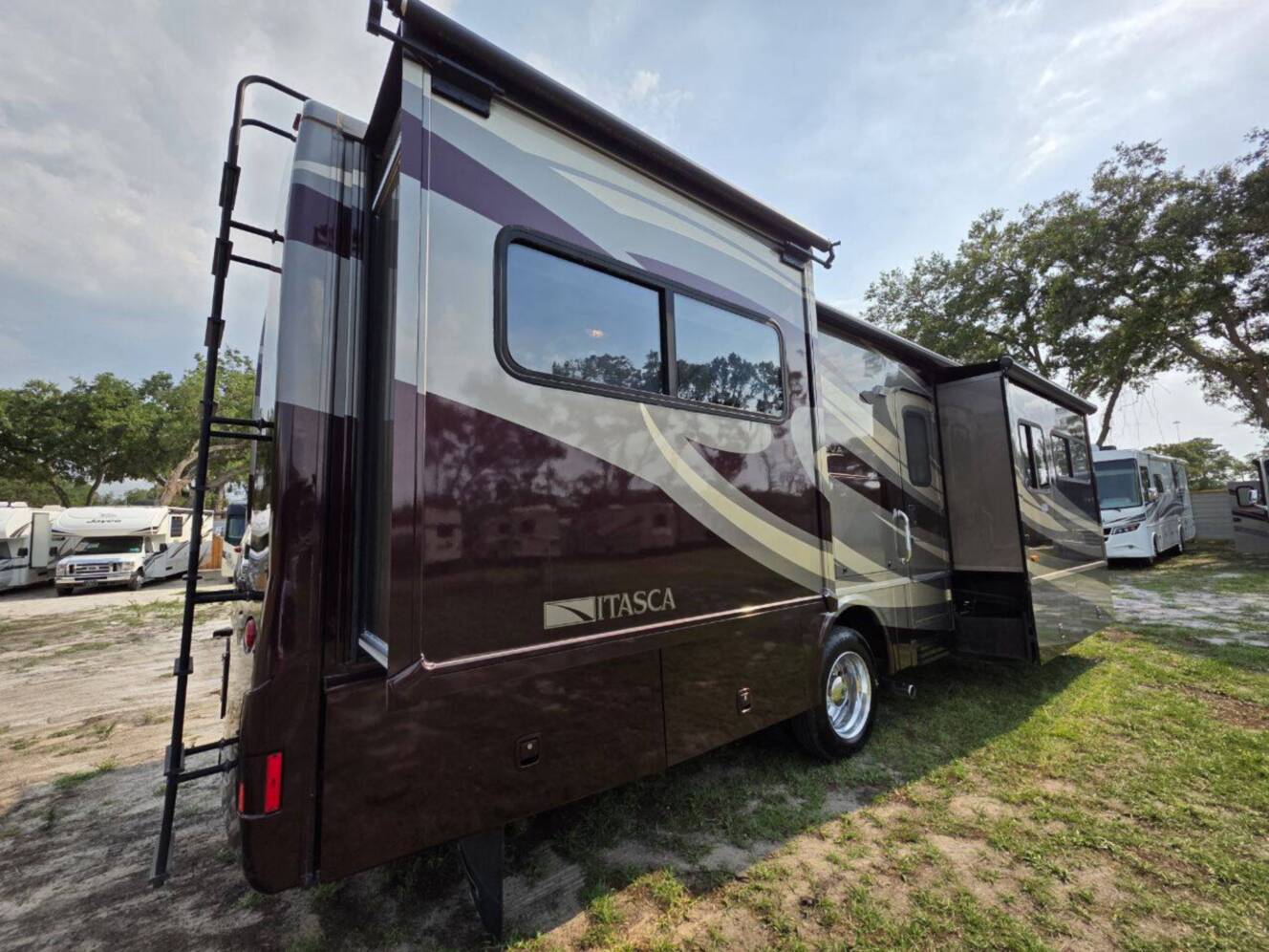 A photo of this 2013 Itasca Sunova 33C