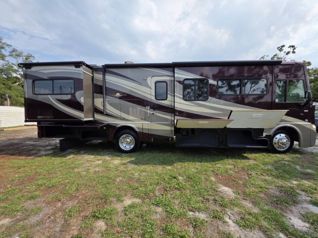 A photo of this 2013 Itasca Sunova 33C
