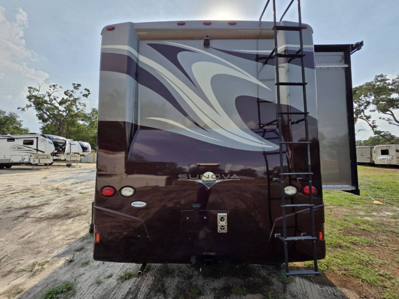 A photo of this 2013 Itasca Sunova 33C
